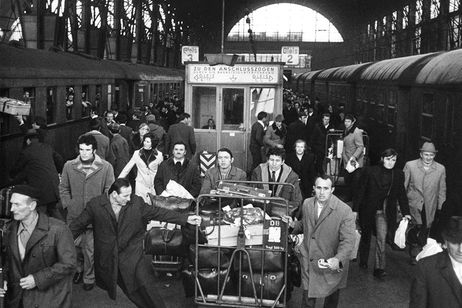 Trabajadores espanoles llegando a la estación de Frankfurt, 1962 